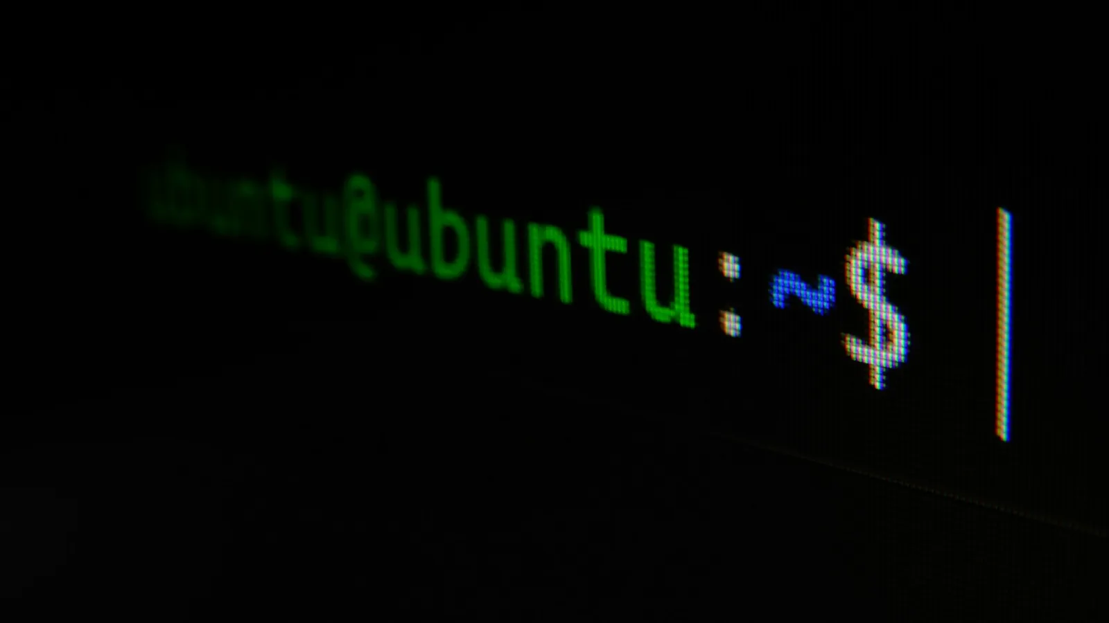 Egy Linux-terminál zöld és fehér parancssori promptja sötét képernyőn.